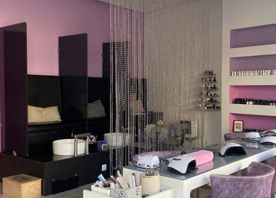 Εσωτερικό του Twins beauty salon στο Ηράκλειο, GR με μοντέρνα διακόσμηση και εργαλεία περιποίησης.