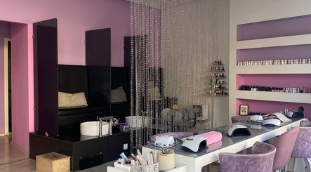 Εσωτερικό του Twins beauty salon στο Ηράκλειο, GR με μοντέρνα διακόσμηση και εργαλεία περιποίησης.