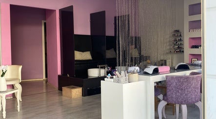 Εσωτερικό του Twins Beauty Salon στο Ηράκλειο, GR με μοντέρνα διακόσμηση και άνετο περιβάλλον.