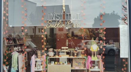Vitrine décorée de l'Institut Sublim'Créa, Méricourt, Hauts-de-France, FR avec produits de bien-être.
