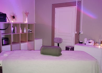 Salle de soin intimiste à l'Institut Sublim'Créa, Méricourt, Hauts-de-france, FR, avec table de massage.