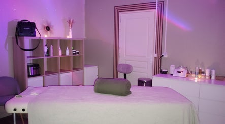 Salle de soin intimiste à l'Institut Sublim'Créa, Méricourt, Hauts-de-france, FR, avec table de massage.