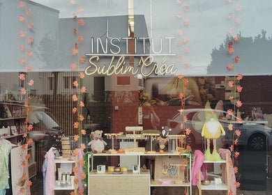 Vitrine décorée de l'Institut Sublim'Créa à Méricourt, Hauts-de-France, FR, mettant en valeur les produits.