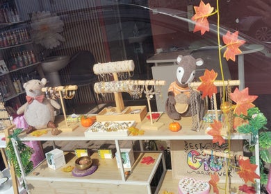 Vitrine charmante à l'Institut Sublim'Créa, Méricourt, Hauts-de-France, FR, affichant bijoux et peluches.