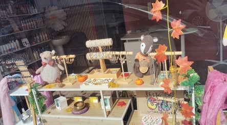 Vitrine charmante à l'Institut Sublim'Créa, Méricourt, Hauts-de-France, FR, affichant bijoux et peluches.