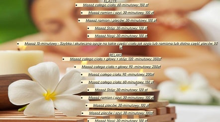 Cennik masaży w Relaxation Massage, Gdańsk, Województwo Pomorskie, PL. Widoczna biała plumeria i świeca.