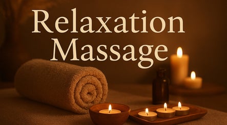 Świece i ręcznik w Relaxation Massage, Gdańsk, Województwo Pomorskie, PL tworzą nastrój relaksu.