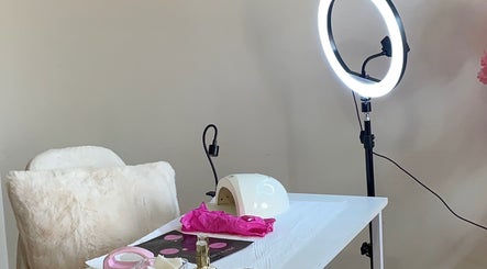 Table de traitement à MK BEAUTY, Rivesaltes, Occitanie, FR avec lumière annulaire moderne.