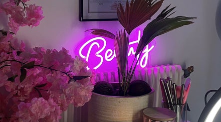 Décor néon rose 'Beauty' chez MK BEAUTY, Rivesaltes, Occitanie, FR, avec fleurs et fournitures de beauté.
