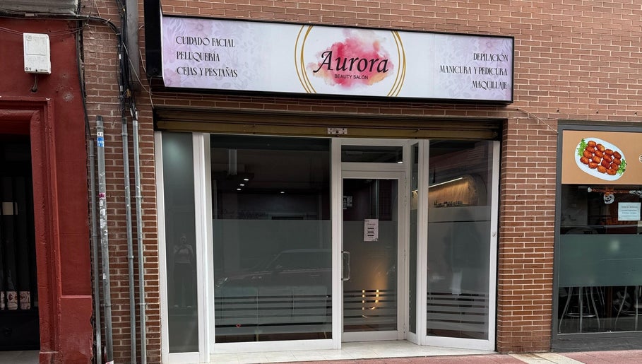 Fachada del Aurora Beauty Salon en Valladolid, Castilla Y León, ES con puerta de vidrio.