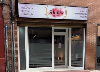 Fachada del Aurora Beauty Salon en Valladolid, Castilla Y León, ES con puerta de vidrio.