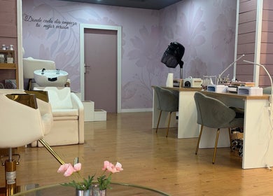Interior del Aurora Beauty Salon en Valladolid, Castilla Y León, ES, con sillas cómodas y decoración elegante.