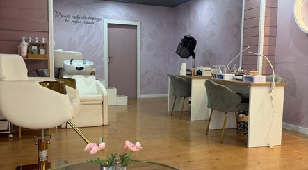Interior del Aurora Beauty Salon en Valladolid, Castilla Y León, ES, con sillas cómodas y decoración elegante.