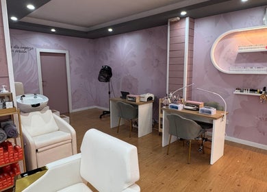 Interior moderno de Aurora Beauty Salon en Valladolid, Castilla Y León, ES con estaciones de servicio elegantes.