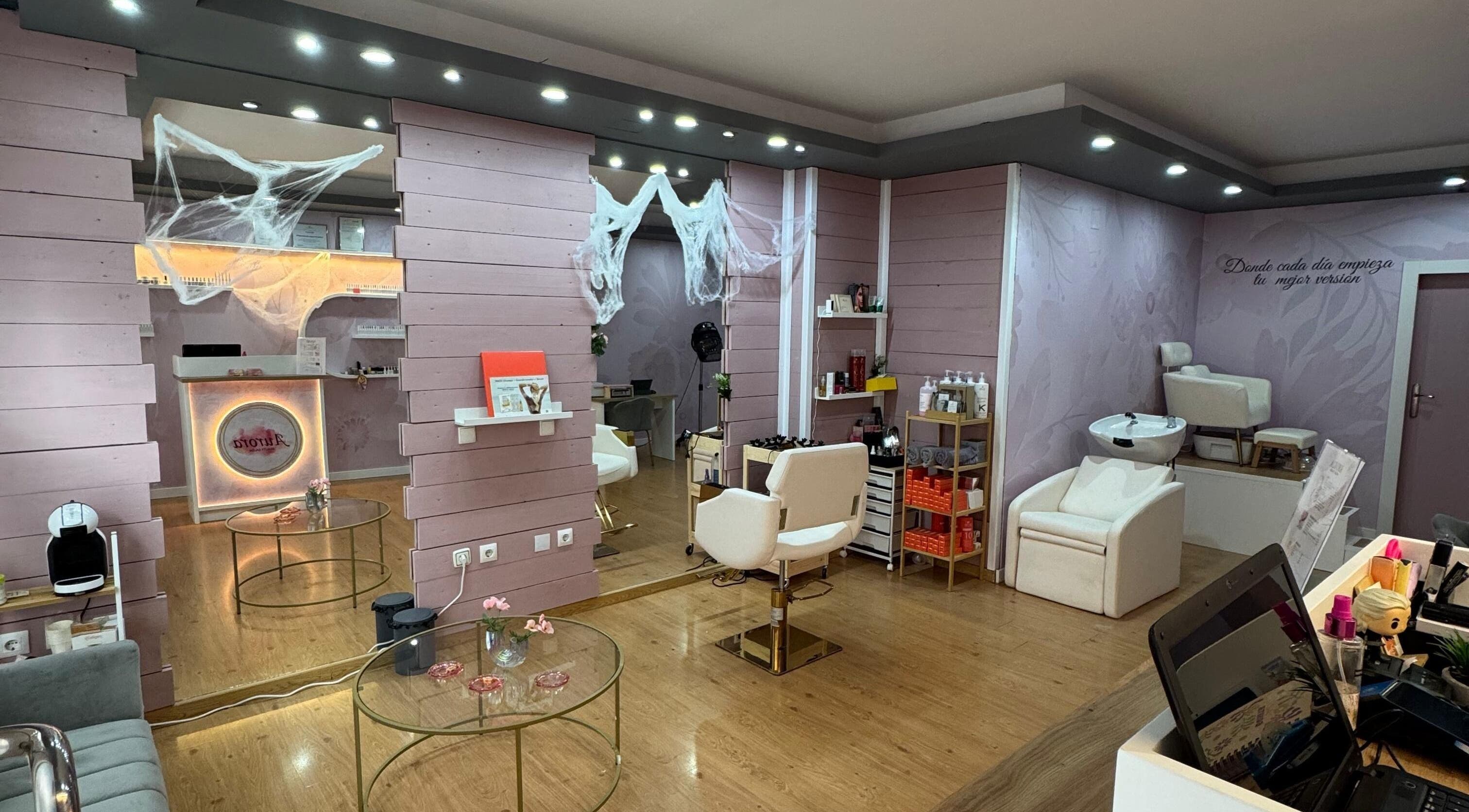 Interior acogedor de Aurora Beauty Salon en Valladolid, Castilla Y León, ES, con decoración moderna y elegante.