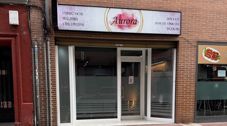 Fachada de Aurora Beauty Salon en Valladolid, Castilla Y León, ES, mostrando su entrada moderna.