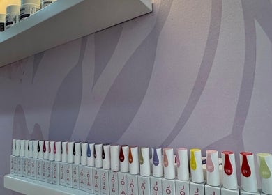 Variedad de esmaltes para uñas en Aurora Beauty Salon, Valladolid, Castilla Y León, ES.