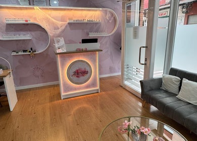 Recepción elegante de Aurora Beauty Salon en Valladolid, Castilla Y León, ES, con decoraciones modernas.