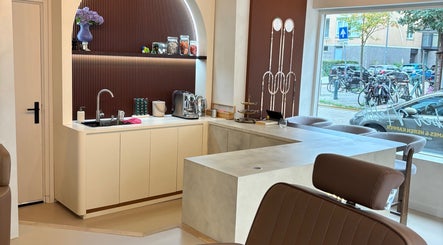Moderne barbershop BarberBor met stijlvolle inrichting in Rotterdam, Zuid-holland, NL.