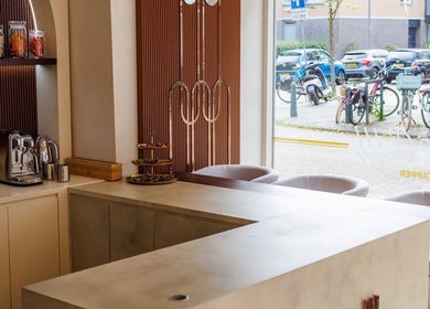 Stijlvolle koffiehoek bij Barber Bor in Rotterdam, Zuid-Holland, NL voor ontspanning en sfeer.