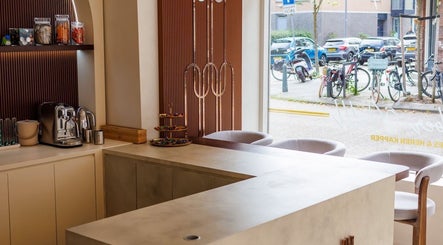 Stijlvolle koffiehoek bij Barber Bor in Rotterdam, Zuid-Holland, NL voor ontspanning en sfeer.