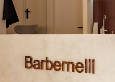 Stijlvolle binnenkomst bij Barber Bor in Rotterdam, Zuid-holland, NL met modern interieur en warm decor.
