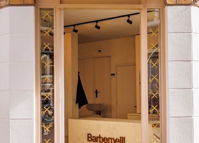 Ingang van Barber Bor in Rotterdam, Zuid-Holland, NL, met modern ontwerp en stijlvolle details.