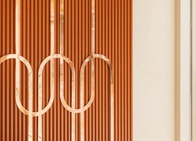 Elegant gouden decor bij Barber Bor, Rotterdam, Zuid-Holland, NL. Stijlvolle moderne uitstraling.