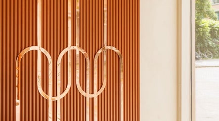 Elegant gouden decor bij Barber Bor, Rotterdam, Zuid-Holland, NL. Stijlvolle moderne uitstraling.
