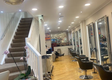 Spacious, elegant salon interior at Chelsea Beauty, London, England, GB with stylish mirrors and seating.