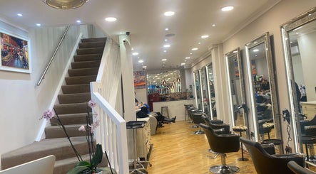 Spacious, elegant salon interior at Chelsea Beauty, London, England, GB with stylish mirrors and seating.