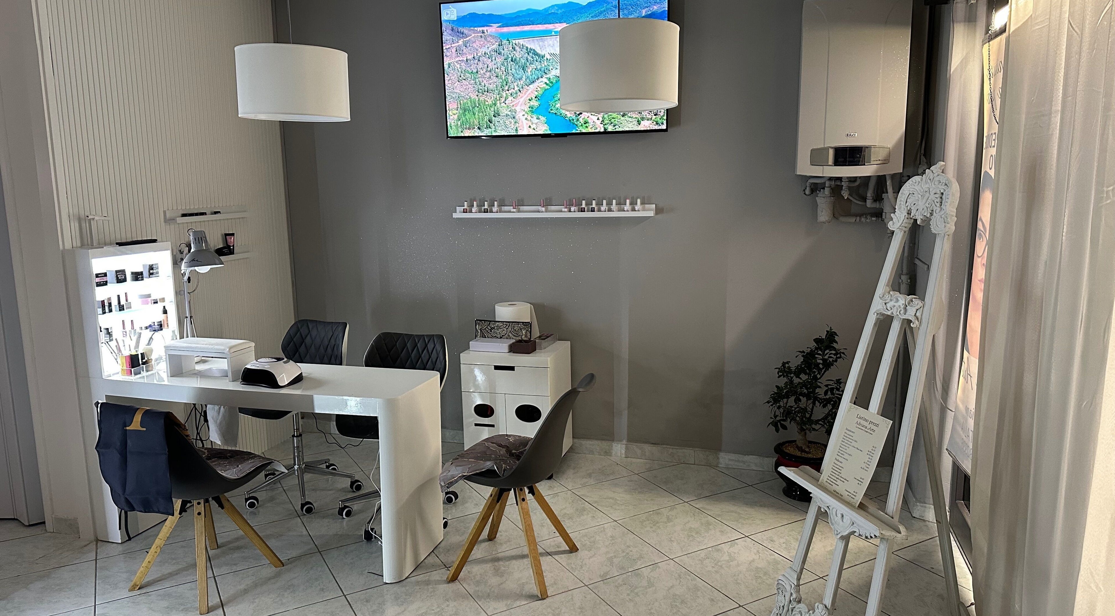 Sala trattamenti BeautyAdrianaArte con sedie e tavolo elegante, Castel Del Piano, Umbria, IT.