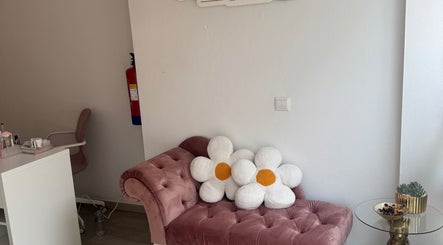 Cozy pink velvet couch with daisy cushions at Joana Devesa Glam Studio, Condeixa-a-nova, Coimbra, PT.
