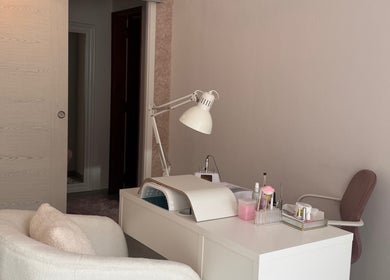 Elegant beauty workstation at Joana Devesa Glam Studio, Condeixa-a-nova, Coimbra, PT with professional setup.