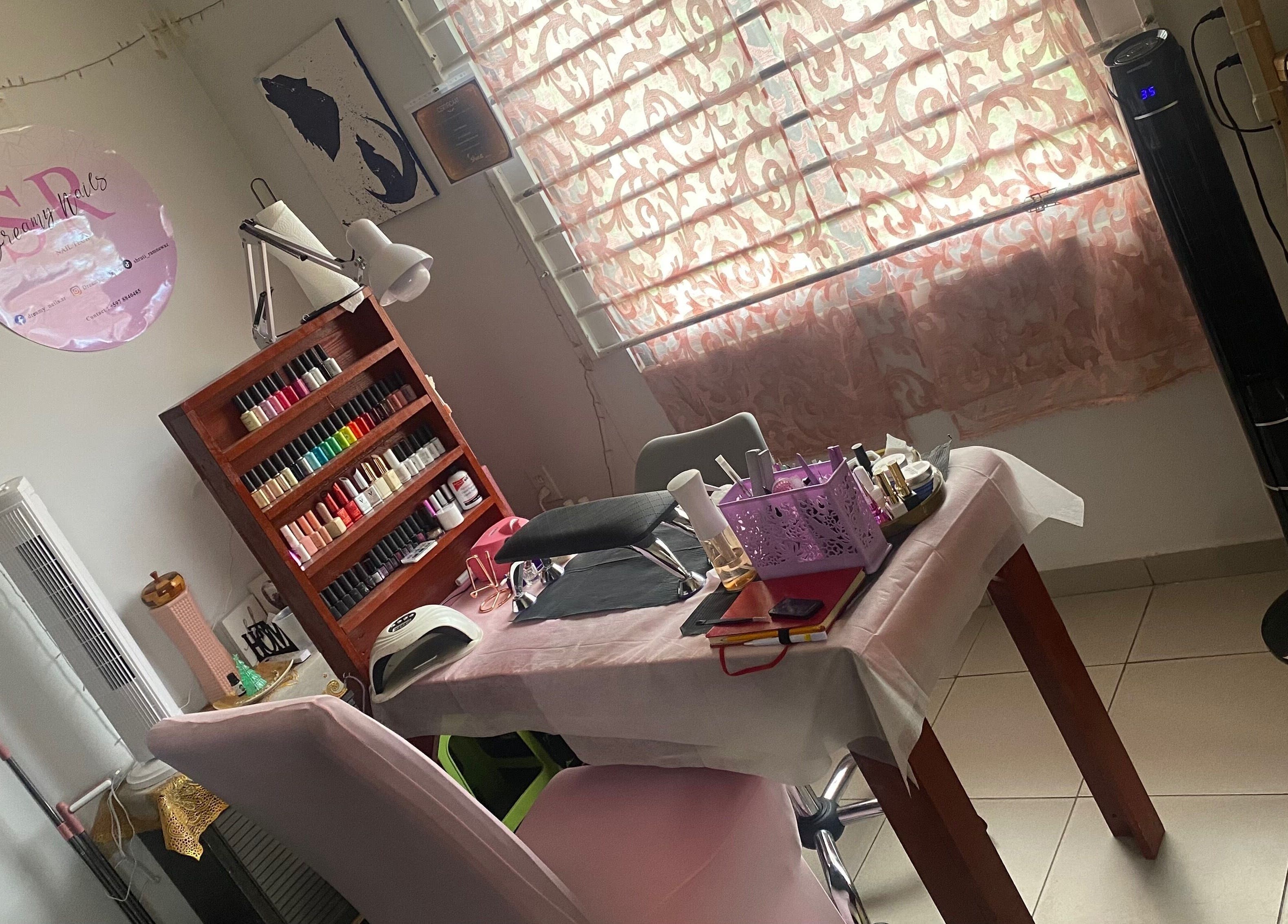 Sfeervol ingerichte nagelstudio van DreamyNails.SR in Paramaribo, Paramaribo, SR met manicuretafel en lakrekken.