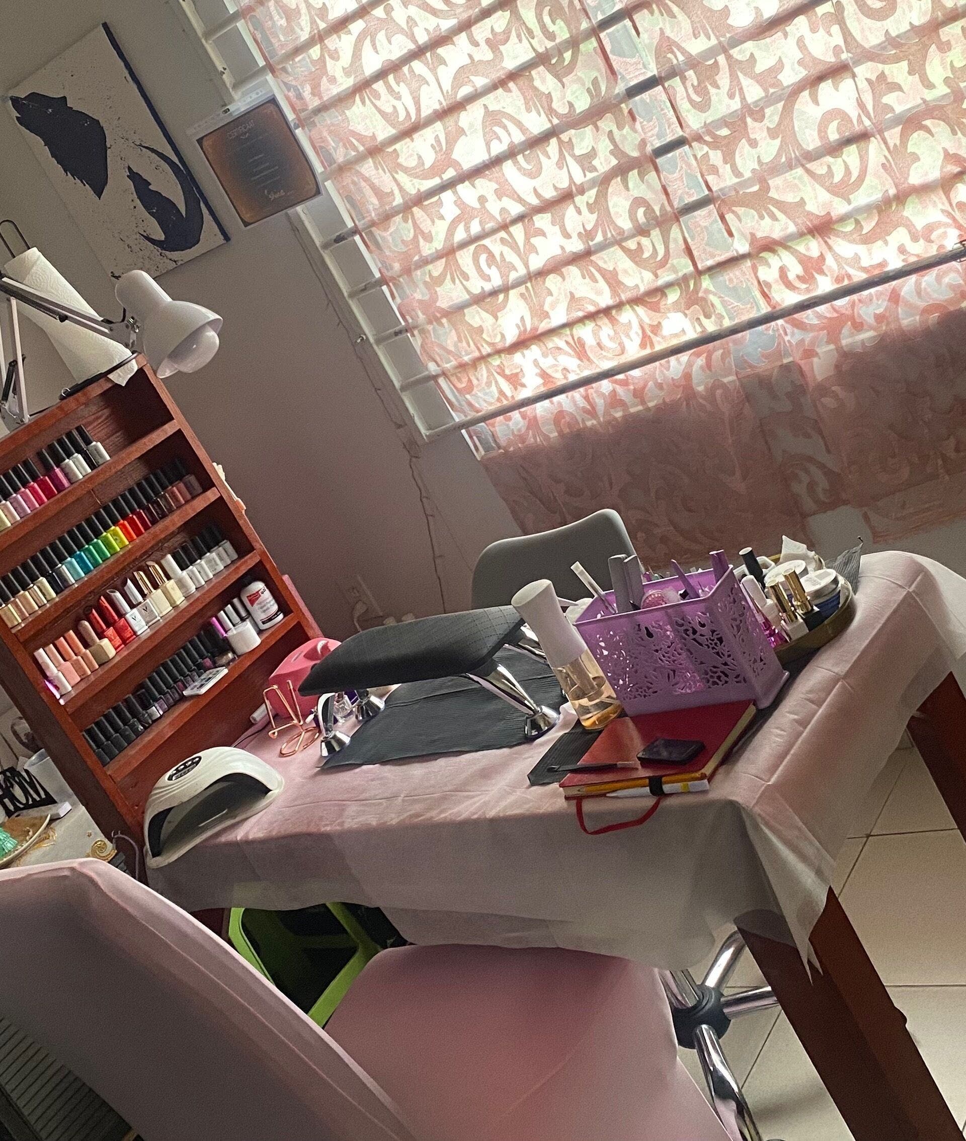 Sfeervol ingerichte nagelstudio van DreamyNails.SR in Paramaribo, Paramaribo, SR met manicuretafel en lakrekken.