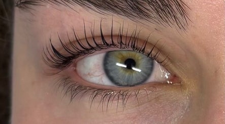 Zbliżenie na oko z idealnymi rzęsami w Ether Beauty Wiktoria Szymańska, Warszawa, Województwo Mazowieckie, PL.
