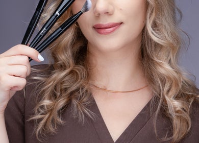 Ekspertka makijażu trzyma pędzle w Ether Beauty Wiktoria Szymańska, Warszawa, Województwo Mazowieckie, PL.