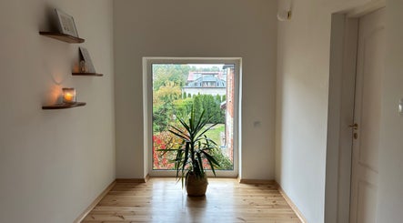 Minimalistyczne wnętrze Ether Beauty Wiktoria Szymańska, Warszawa, Województwo Mazowieckie, PL z widokiem na ogród.