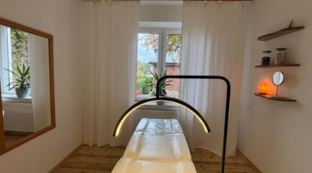 Pokój relaksu w Ether Beauty Wiktoria Szymańska, Warszawa, Województwo Mazowieckie, PL z łóżkiem i roślinami.