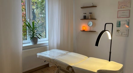 Przytulny pokój zabiegowy Ether Beauty Wiktoria Szymańska w Warszawie, Województwo Mazowieckie.