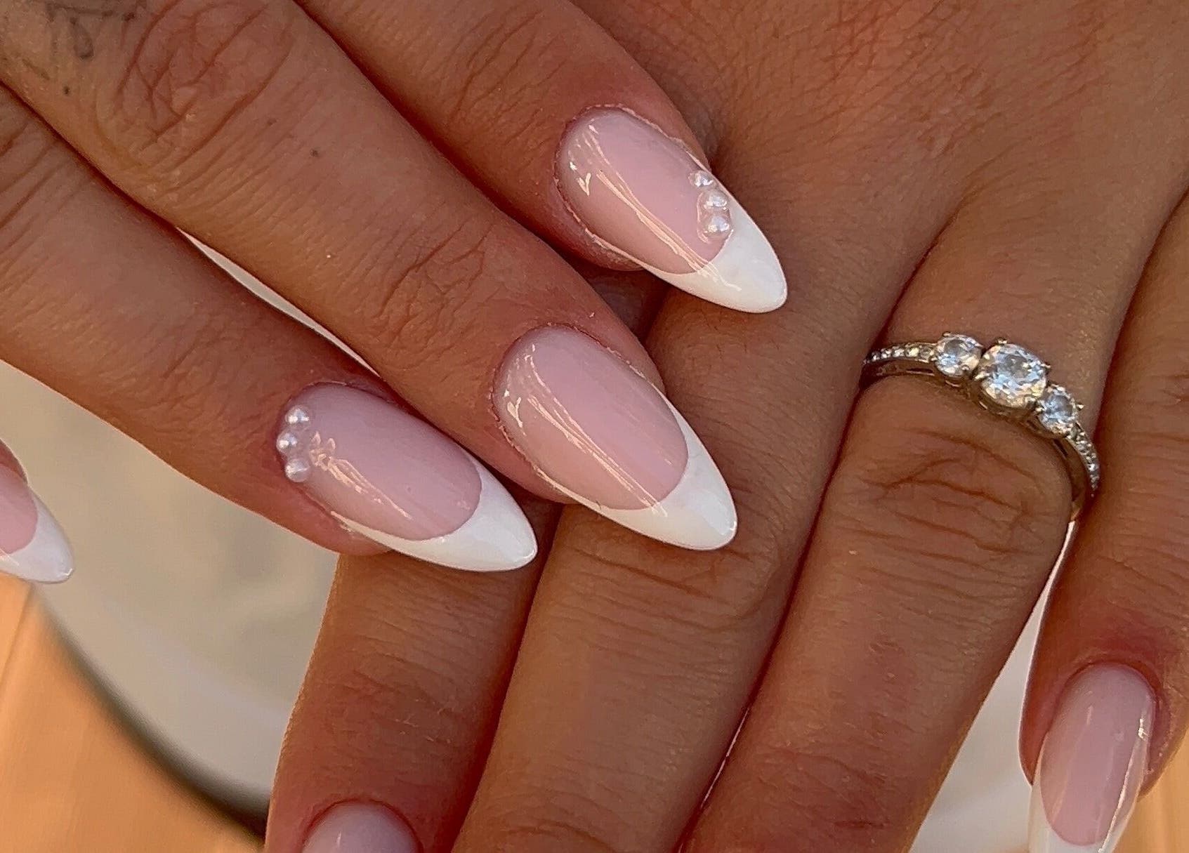 Nail art élégant avec bijoux à Arcencils.beaute, Mauguio, Occitanie, FR.