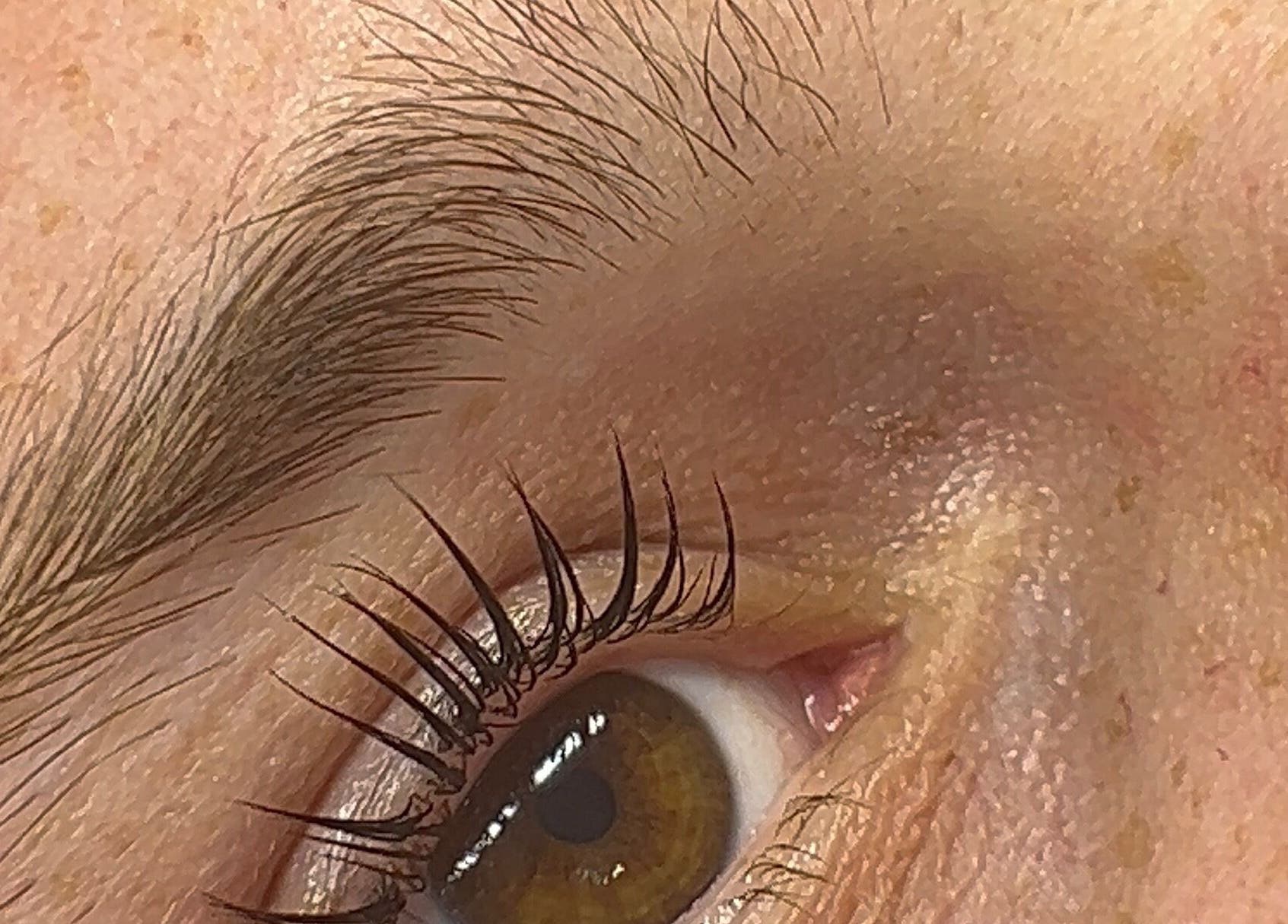 Sourcil et cils magnifiquement mis en valeur à Arcencils.beaute, Mauguio, Occitanie, FR.