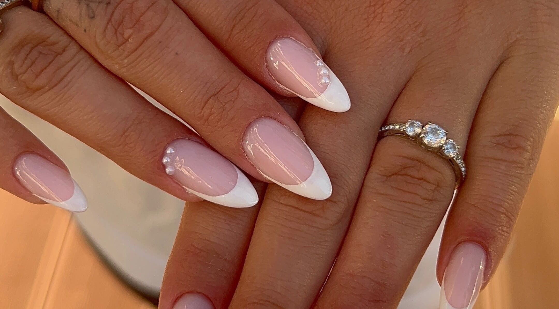 Manucure élégante avec motifs à Arcencils.Beaute, Mauguio, Occitanie, FR.