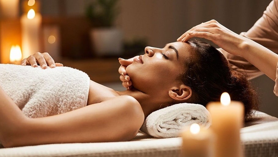 Vrouw geniet van een ontspannende massage bij Sati massage, gelegen in Bruxelles, BE.
