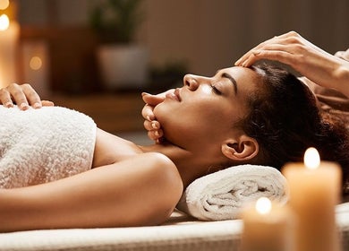 Vrouw geniet van een ontspannende massage bij Sati massage, gelegen in Bruxelles, BE.