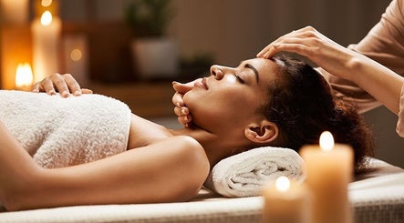 Vrouw geniet van een ontspannende massage bij Sati massage, gelegen in Bruxelles, BE.