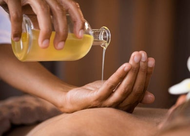 Ontspannende massage bij Sati massage, Bruxelles, BE met warme oliën.