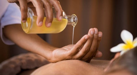 Ontspannende massage bij Sati massage, Bruxelles, BE met warme oliën.