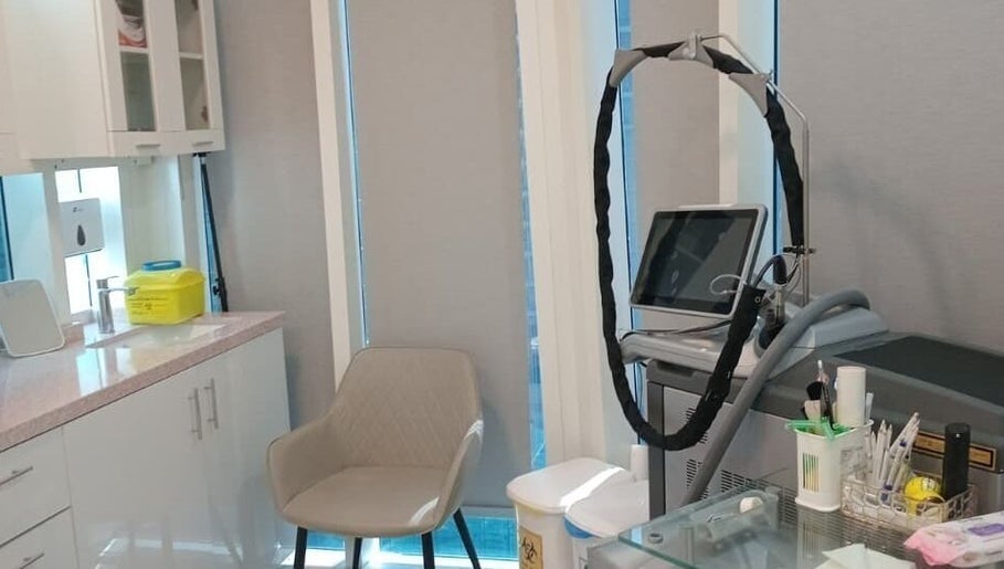 State-of-the-art treatment room at Meta Poly Clinic, دبي, دبي, AE, featuring advanced medical equipment.